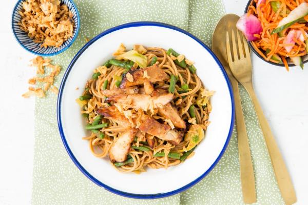 Surinaamse bami met kouseband en kip